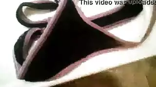 فتاتان لاتكس عاهرتان تتصارعان ثم تشاركان قضيباً ضخماً