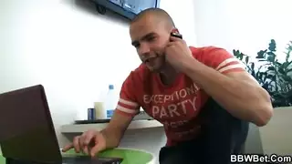 العب مع فرجها الضخم الحليق