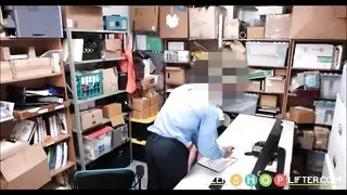 نساء تضع اصبعها