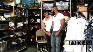 أداة جلدية لضرب شرجي للفحول المثليين