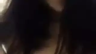 شريط جنس في الحمام: عاهرة آسيوية تأخذ قذفتين على وجهها