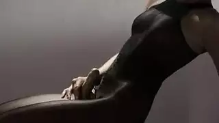 الفتيات المثليات يبللن ويجنحن في فعل قوي بين الفتيات