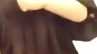 عربية ممتلئة الجسم كثيرة اللحم تأخذ ضرباً قاسياً على أثدائها من قضيب كبير