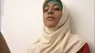 فتاة مسلمة شرجية وجنس مزدوج في فيلم إباحي