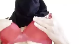 فتاة عربية منقبة تكشف عن أثداء ضخمة لممارسة جنس عنيف