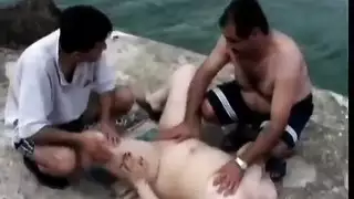مص للقضيب وجنس في الهواء الطلق مع عربيات مثيرات