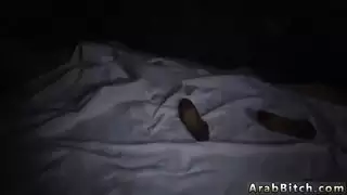 عاهرات عربيات يبلعن السائل المنوي في موقع تسليم غنائم منعزل
