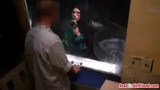 فتاة عربية مثيرة تبيع فرجها مقابل أجر سريع