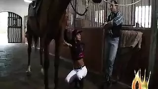 ام تبديل ملابس امام ابنها مترجم