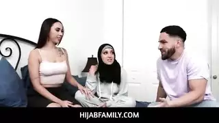 ثلاثي عربي صريح: فتاتان تأخذان قضيبًا ضخمًا