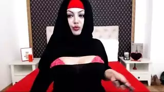 محجبة ذات مؤخرة ممتلئة تتعرض لاختراق مزدوج على الكاميرا