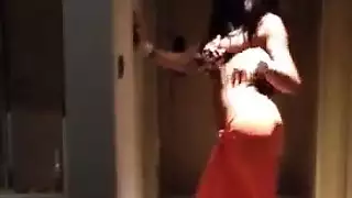 راقصة غريبة تفتح مهبلها من أجل قذف داخلي