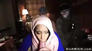صفع تلك المؤخرة العربية الممتلئة في مشهد إباحي قوي
