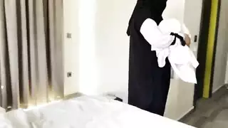 xxx: الخادمة العربية تتعرض للضرب بقضيب الضيف الكبير