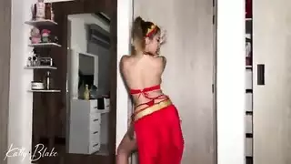 مراهقة عربية بمؤخرة سمينة تحشى فتحة شرجها بقضيب لاتيني