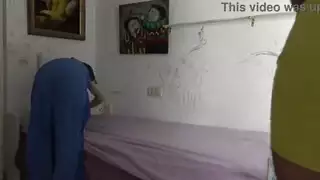 ابن الرئيس البريطاني يملأ مؤخرة الخادمة بالسائل المنوي