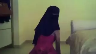 الأميرة المرتدية للحجاب تتوق لممارسة وضع الكلب بخشونة