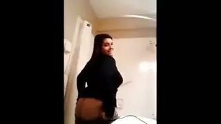 الجمال العربي يظهر ثدييه المثاليين