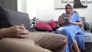 تلعب دور الصعبة المنال بينما يستعرض قضيبه الوحشي