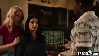 زوج مخدوع يمارس الجنس مع زوجته العربية الشهوانية في فيلم إباحي صريح