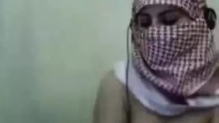 إباحية فلسطينية: فتاة محجبة تكشف عن أثدائها الضخمة على الكاميرا