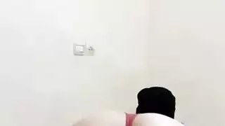 فتاة عربية ترتدي الحجاب تقدم مؤخرتها المثيرة لوضعية الكلب