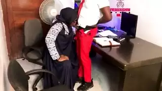 المعلمة المحجبة تستمتع بجنس شرجي قاسٍ مع طلابها