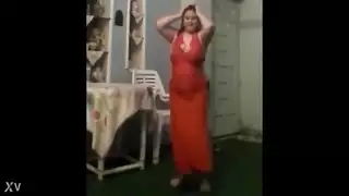 راقصة بطن عربية ساخنة تتعرى وتتمتع بجنس قوي