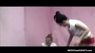 جنس مثلي مبلل: حركة أرضية زلقة بعد انتفاخ البظور