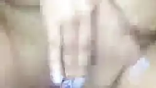 مقص على الأريكة قبل مشهد جنس جماعي جامح