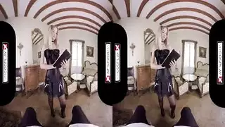 يلعق في اسمها بشكل رمنسي