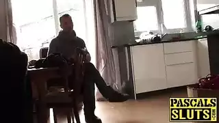 عاهرة سمراء تلعب بقضيب اصطناعي في الخصوصية