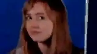 امرأة سمراء الساخنة تلقي حمام العمل