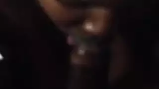 السمراء المثيرة تتفنن في مص القضيب وأكل الفرج