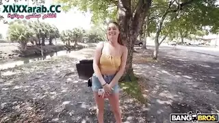 سكس عنيف في الحافلة: جماع جماعي لراكبة مثيرة