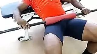 سمراء فاتنة تعبث بكسها المبلل على السرير