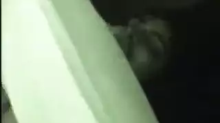 فتاة ذات مؤخرة ساخنة تحصل على تدليك مهبلها بعنف