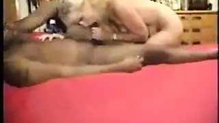 جماع بين الأعراق في الخارج: رجل أسود يضاجع عاهرة بيضاء في العراء