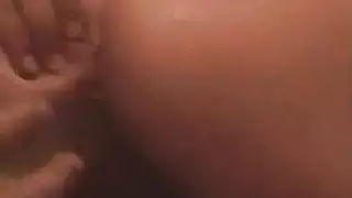 لاتينا مذهلة تُضاجع بقوة على الكنبة، تئن في نشوة