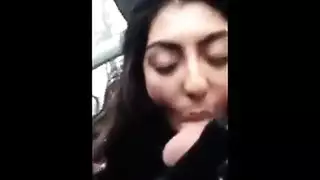قحبة تتناك من رجل يدخل عصى في طيزها