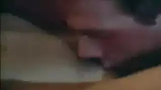 فتاة بأسلوب قديم بإطار نظارات داكنة تبتلع سائل الرجل الأبيض المحلي