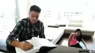 الخ الصغير ينيك اخته المراهقة