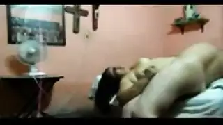 الأم المثيرة تعطي صديق ابنها متعة الإيلاج المزدوج