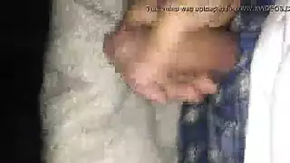 لاتينية صغيرة تلتهم القضيب وتلعق الخصيتين مثل ممثلة إباحية