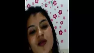 حبيبة لاتينية تبلع قضيب أبيض عميقاً في أول فيلم إباحي لها