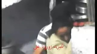 يزنق صاحبته ف البيت