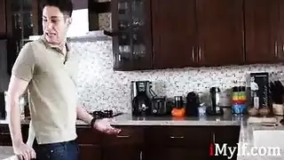 تتناك من طيزها في عيد ميلادها