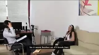 تقذف دم من طيظها