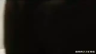 الام تعمل مساج الابنها في الحمام