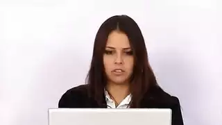 قامت كالي دون بامتصاص قضيب رئيسها ودخلته داخل كسها ، في مكتبه الضخم